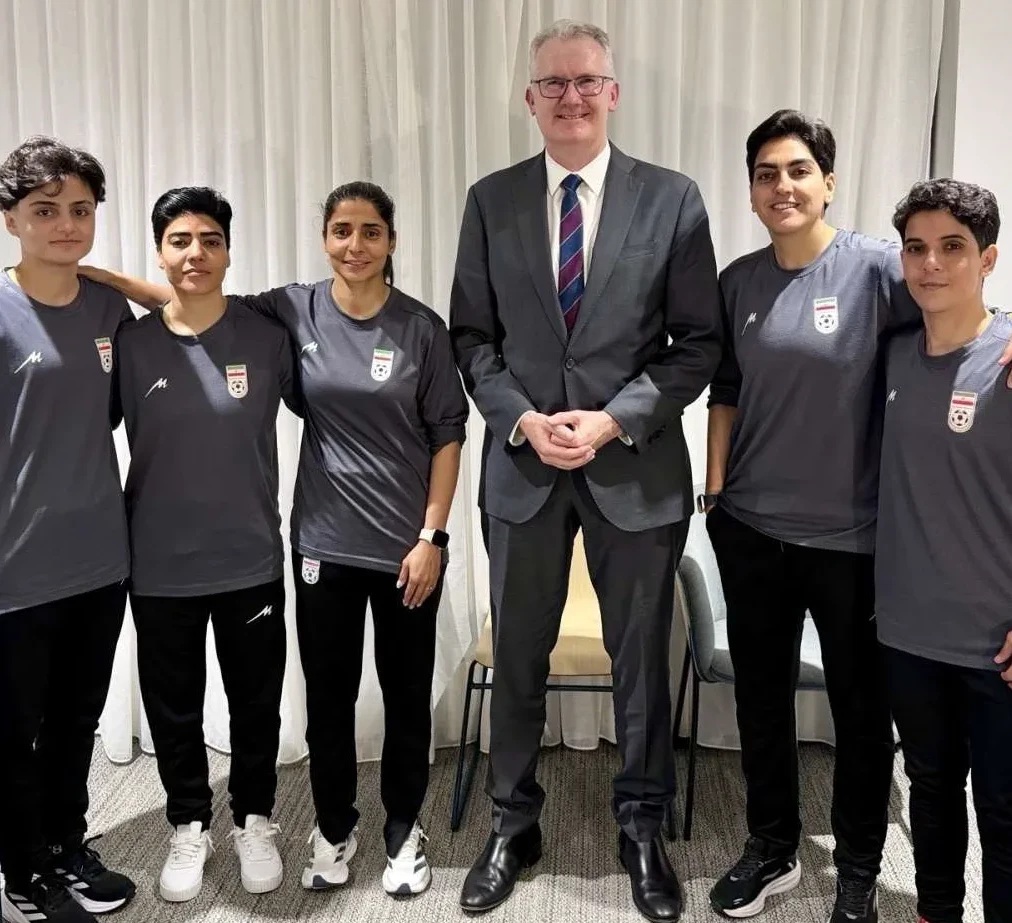 Članice Iranske ženske fudbalske reprezentacije poziraju sa ministrom