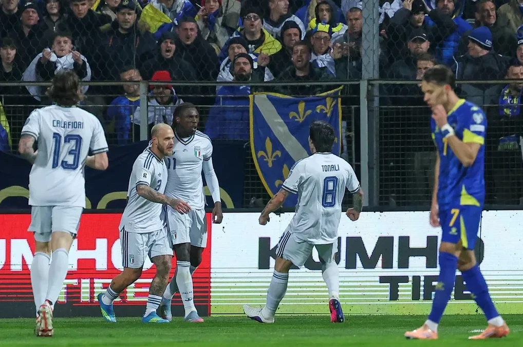 Fudbaleri Italije u bijelim dresovima slave gol na utakmici protiv Bosne i Hercegovine.