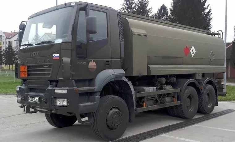 Vojna cisterna Iveco maslinaste boje, sa simbolima opasnosti na boku.