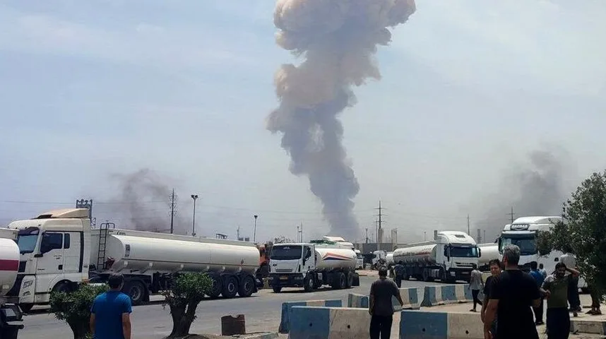 Kamioni cisterne i gusti crni dim koji kulja u nebo nakon eksplozije.