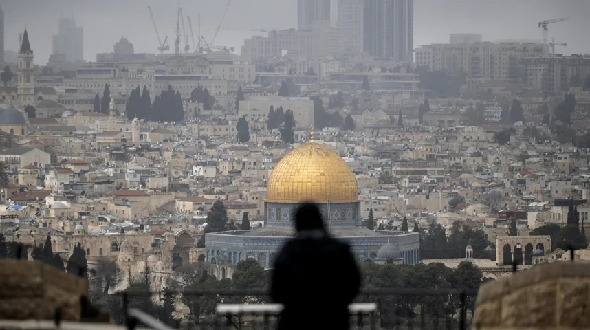 Pogled na Jeruzalem s zlatnom kupolom na džamiji Kupole na Stijeni u maglovitom danu.