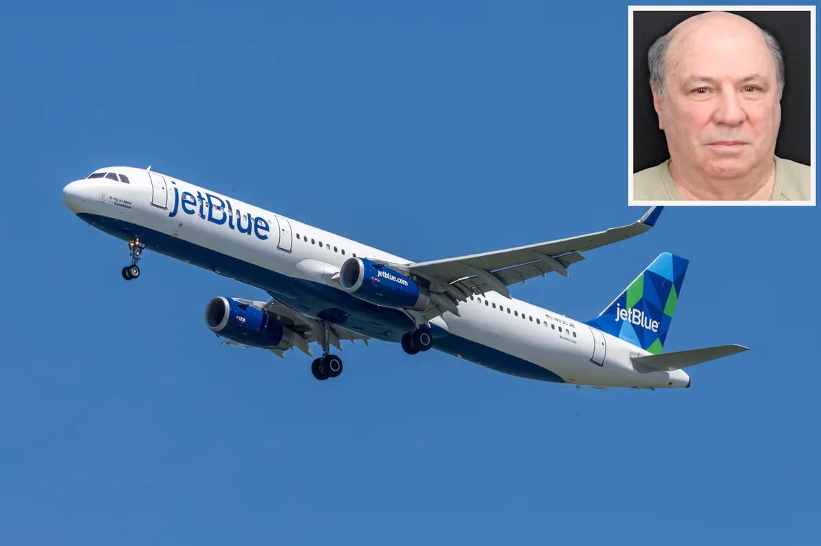 JetBlue avion pri slijetanju na plavo nebo, s urezanim portretom muškarca u gornjem desnom uglu.