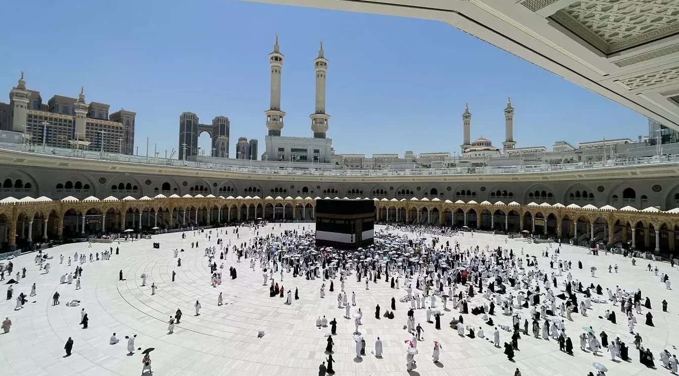 Veliki broj hodočasnika okupljen oko Kabe u Meki.