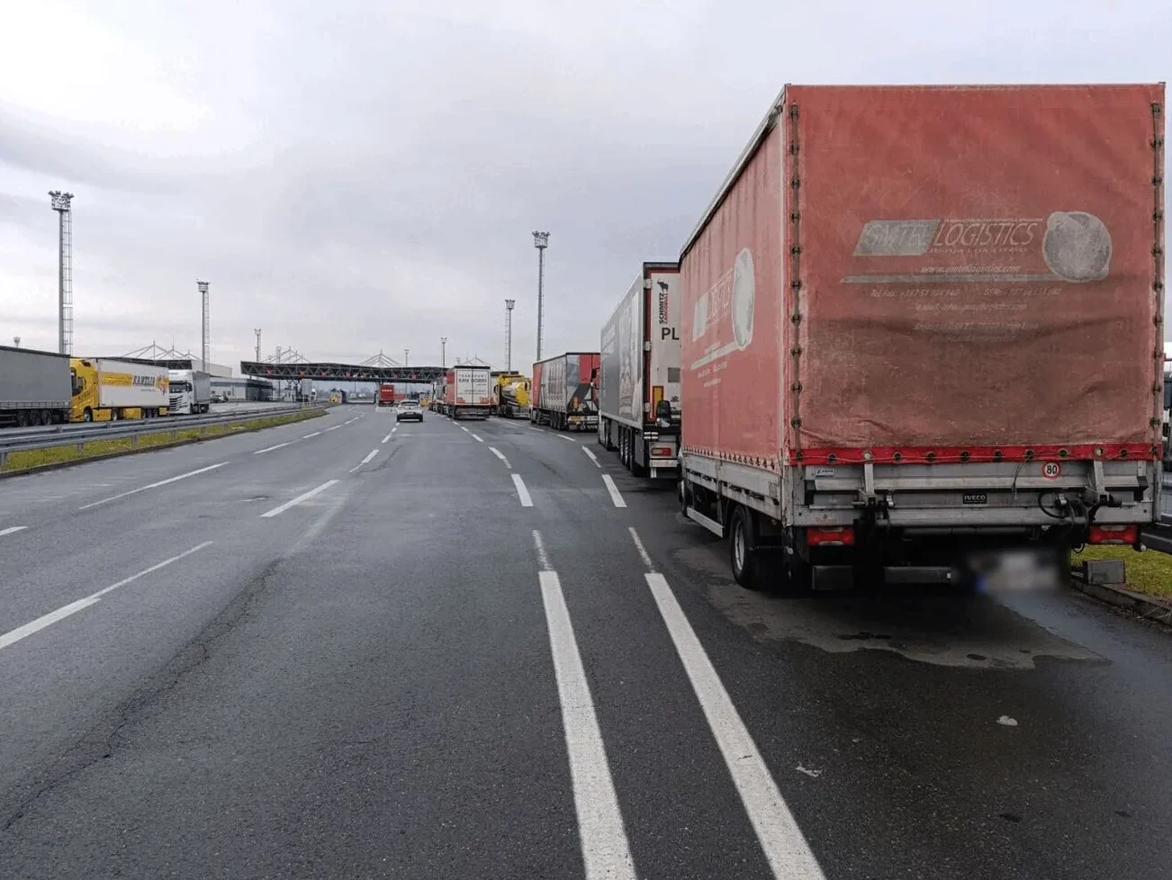 Redovi kamiona parkiranih na prilazu graničnom prelazu