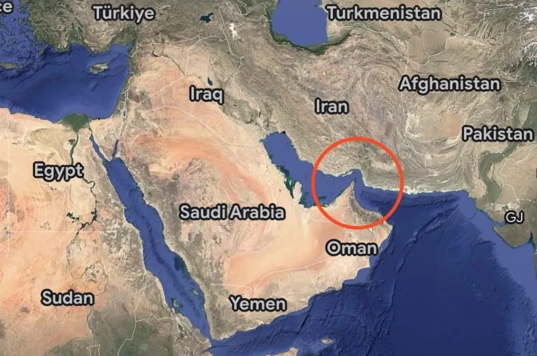 Karta Bliskog istoka sa crvenim krugom koji naglašava Ujedinjene Arapske Emirate i Oman.
