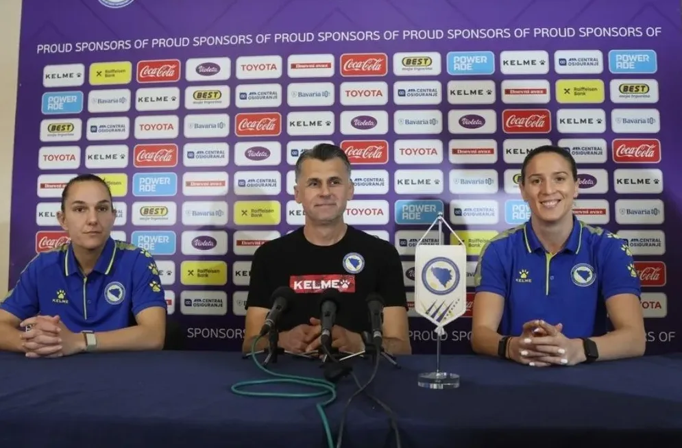 Članice ženske nogometne reprezentacije Bosne i Hercegovine i selektor na pres-konferenciji.