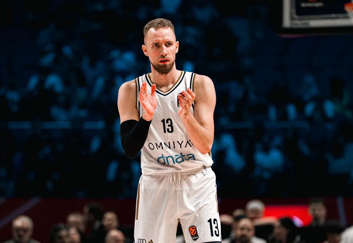 Košarkaš u bijelom dresu sa brojem 13 tapše rukama.