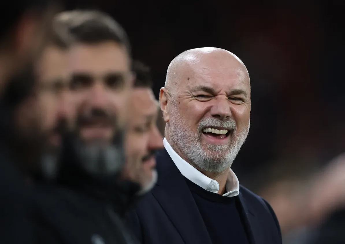 Muškarac sa ćelavom glavom i sijedom bradom se smije