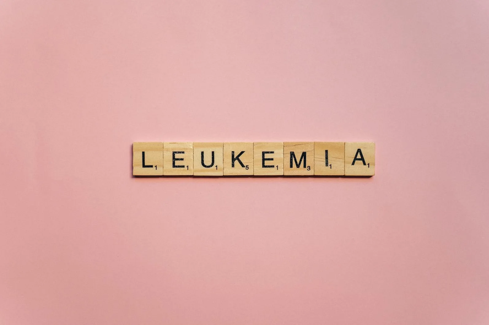 Slovo po slovo, izgovorena je riječ 'LEUKEMIJA'.