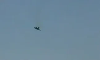 Borbeni avion u letu na vedrom nebu