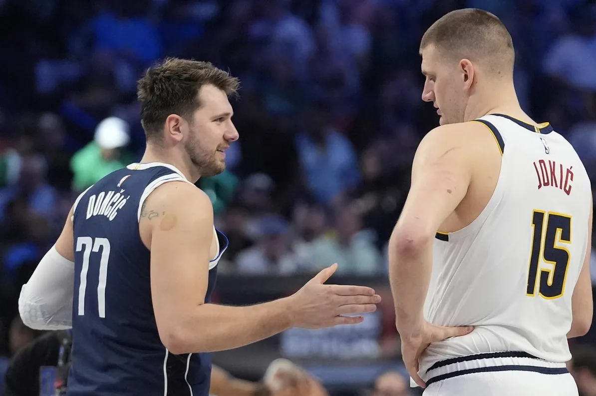 Košarkaši Luka Dončić i Nikola Jokić razgovaraju tokom NBA utakmice.