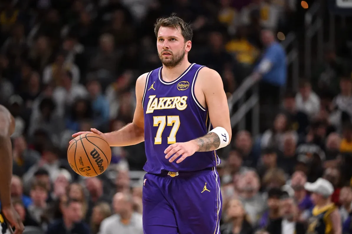 Luka Dončić u dresu Los Angeles Lakersa s brojem 77