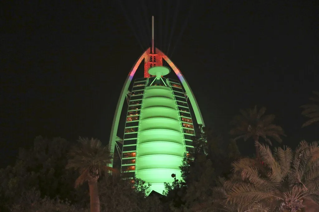 Iranski dron srušen iznad Dubaija: Geleri zapalili fasadu čuvenog hotela Burj Al Arab