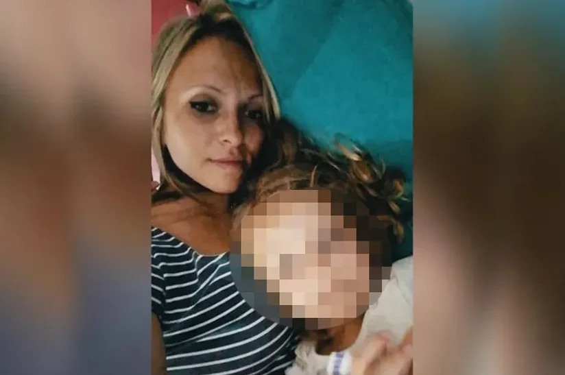 Žena zagrlila dijete, oba lica zamagljena