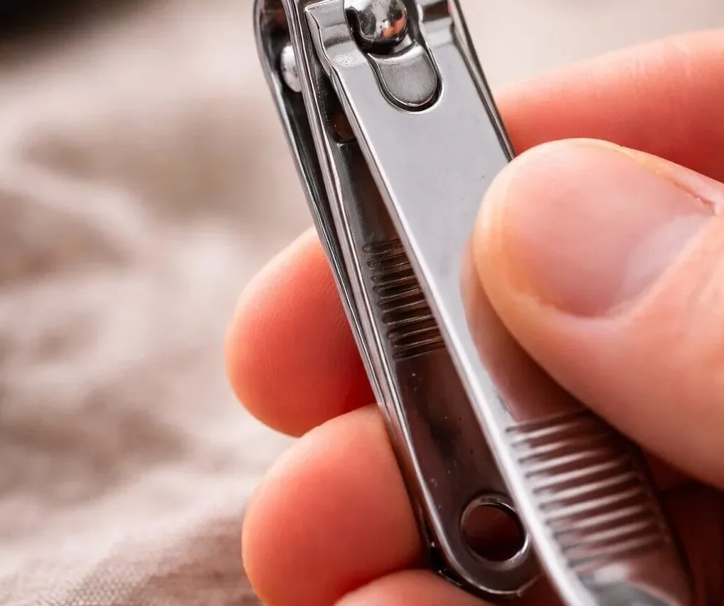 Bliski kadar metalnih makaza za nokte u ruci