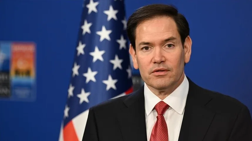 Marco Rubio pred američkom zastavom