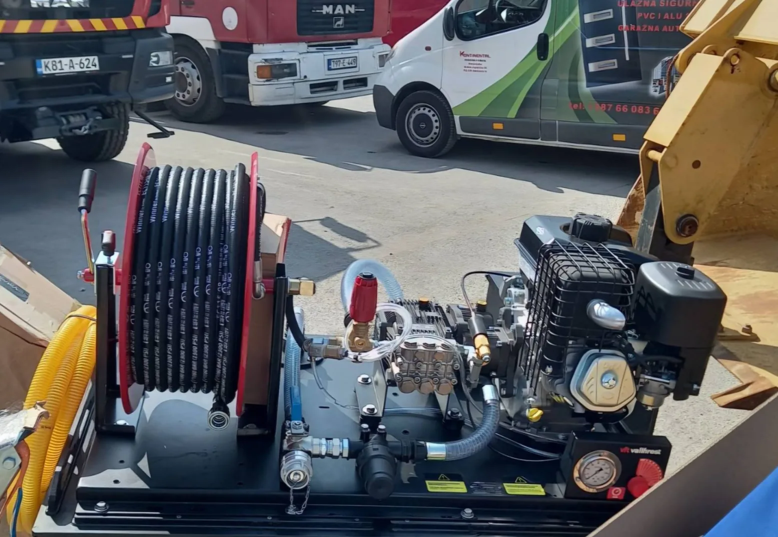 Detakljan prikaz mašine za pranje pod visokim pritiskom na otvorenom.