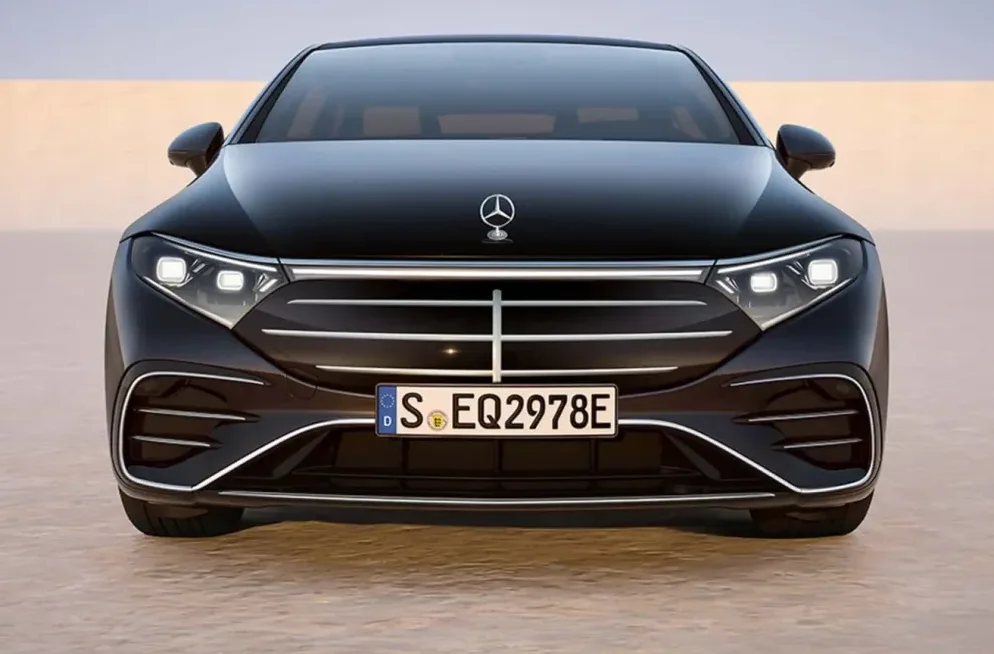 Crni Mercedes-Benz EQS automobil sa fokusom na prednji dio, svjetla i rešetku hladnjaka.