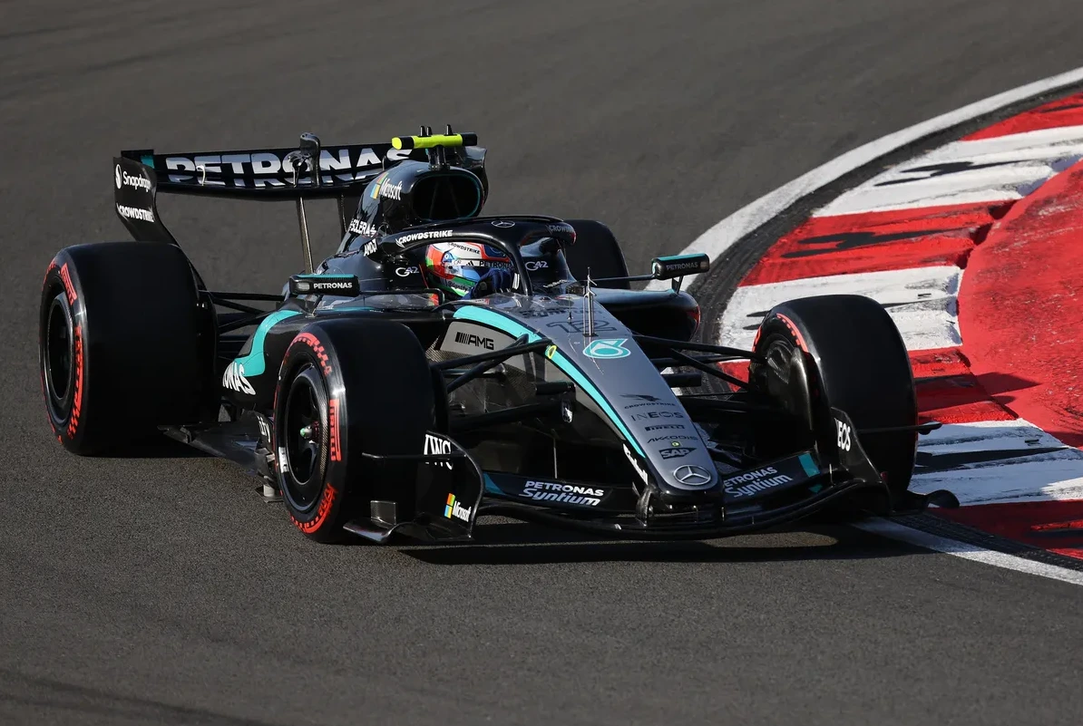 Bolid Formule 1 Mercedes-AMG Petronas na krivini staze