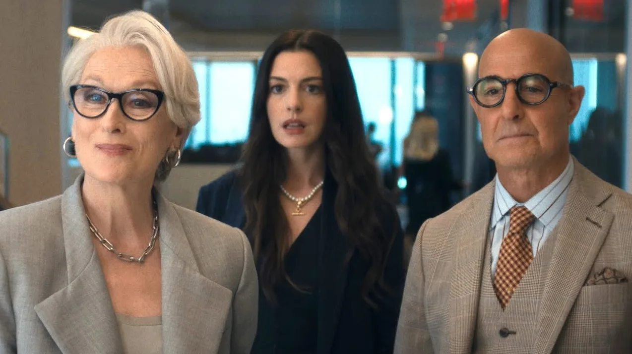 Meryl Streep, Anne Hathaway i Stanley Tucci u profesionalnom okruženju, noseći elegantnu odjeću.