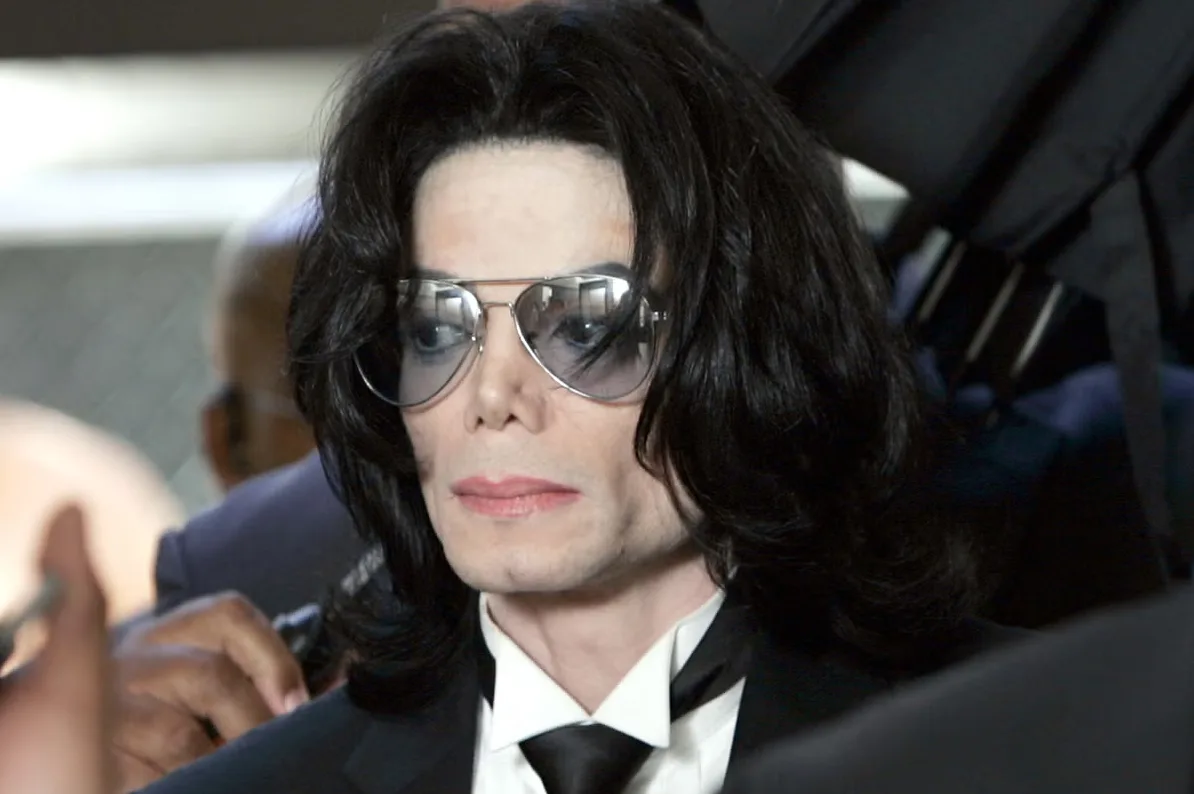 Michael Jackson nosi naočale sa ogledalom i crno odijelo