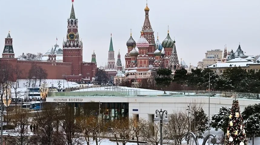 Panorama moskovskog Kremlja i Hrama Svetog Vasilija Blaženoga pod snijegom