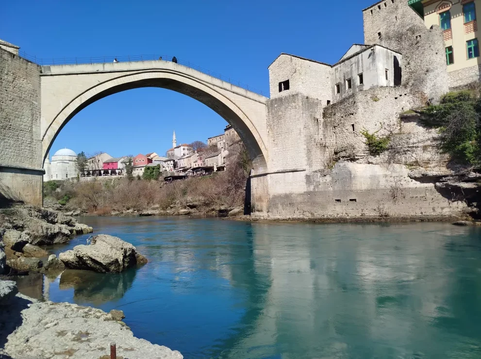 Stari most u Mostaru iznad Neretve