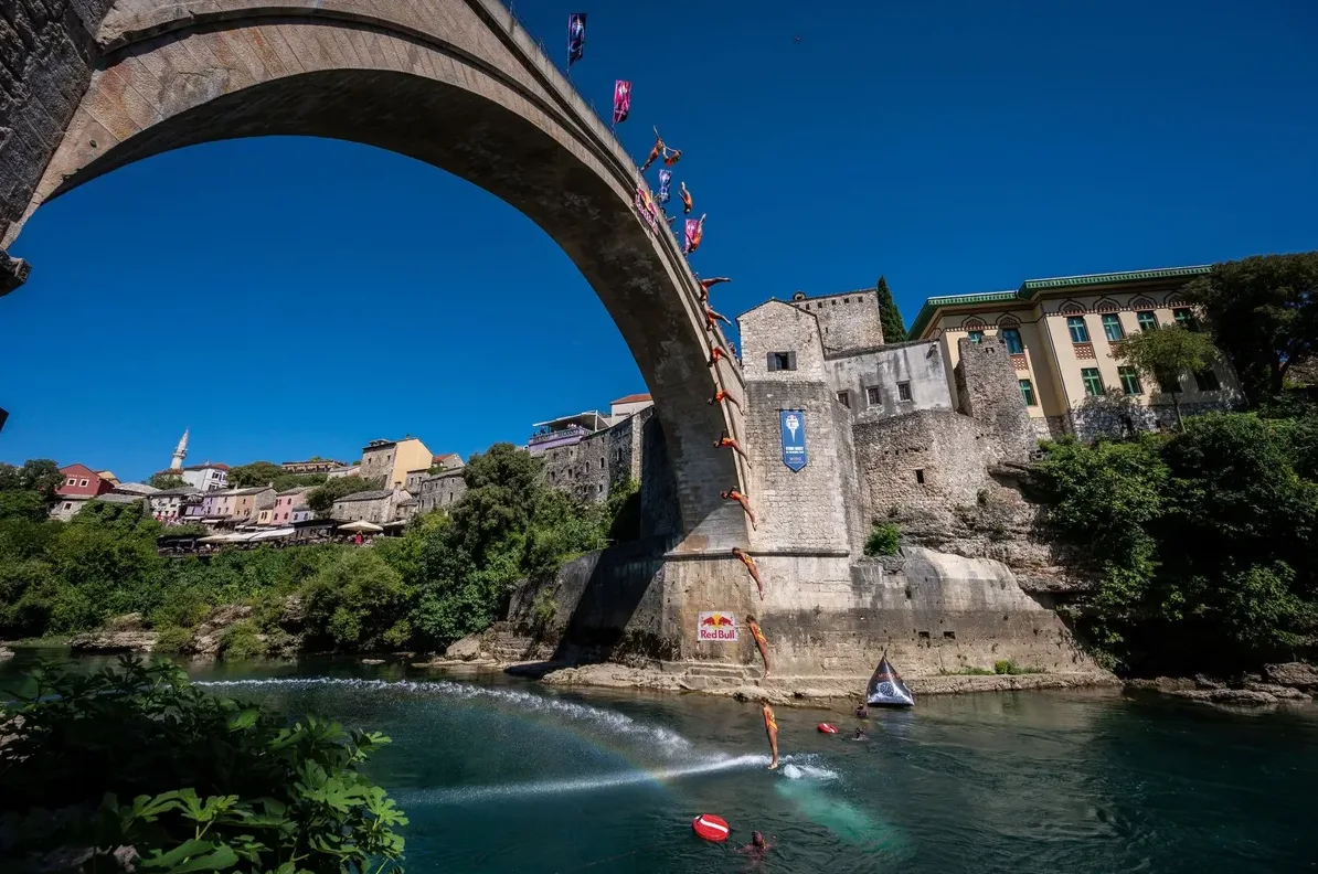 Skakači skaču sa Starog mosta u Mostaru tokom takmičenja Red Bull Cliff Diving.