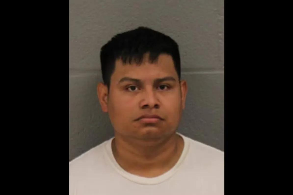 Mugshot fotografija mladića kratke crne kose i bijele majice