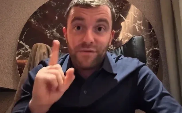 Muškarac s podignutim kažiprstom