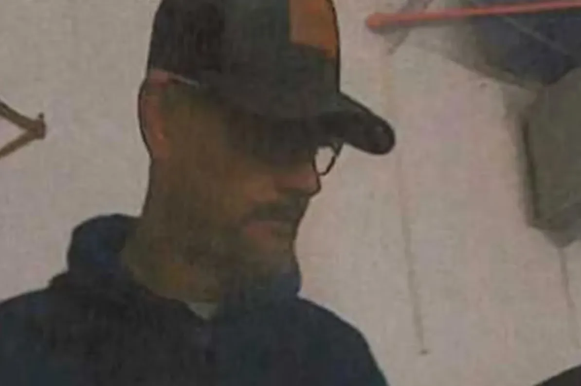 Muškarac sa šeširom i naočarima