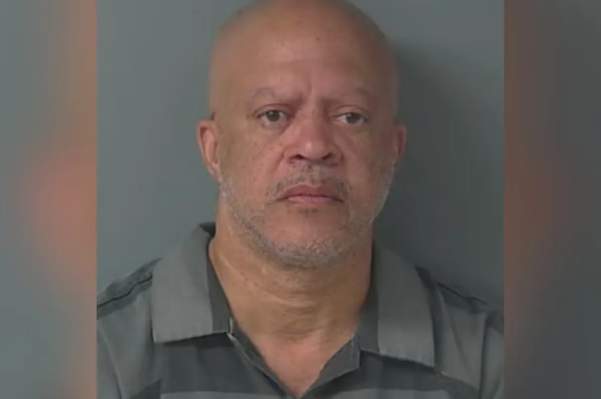 Portret muškarca sa ćelavom glavom i sivom košuljom