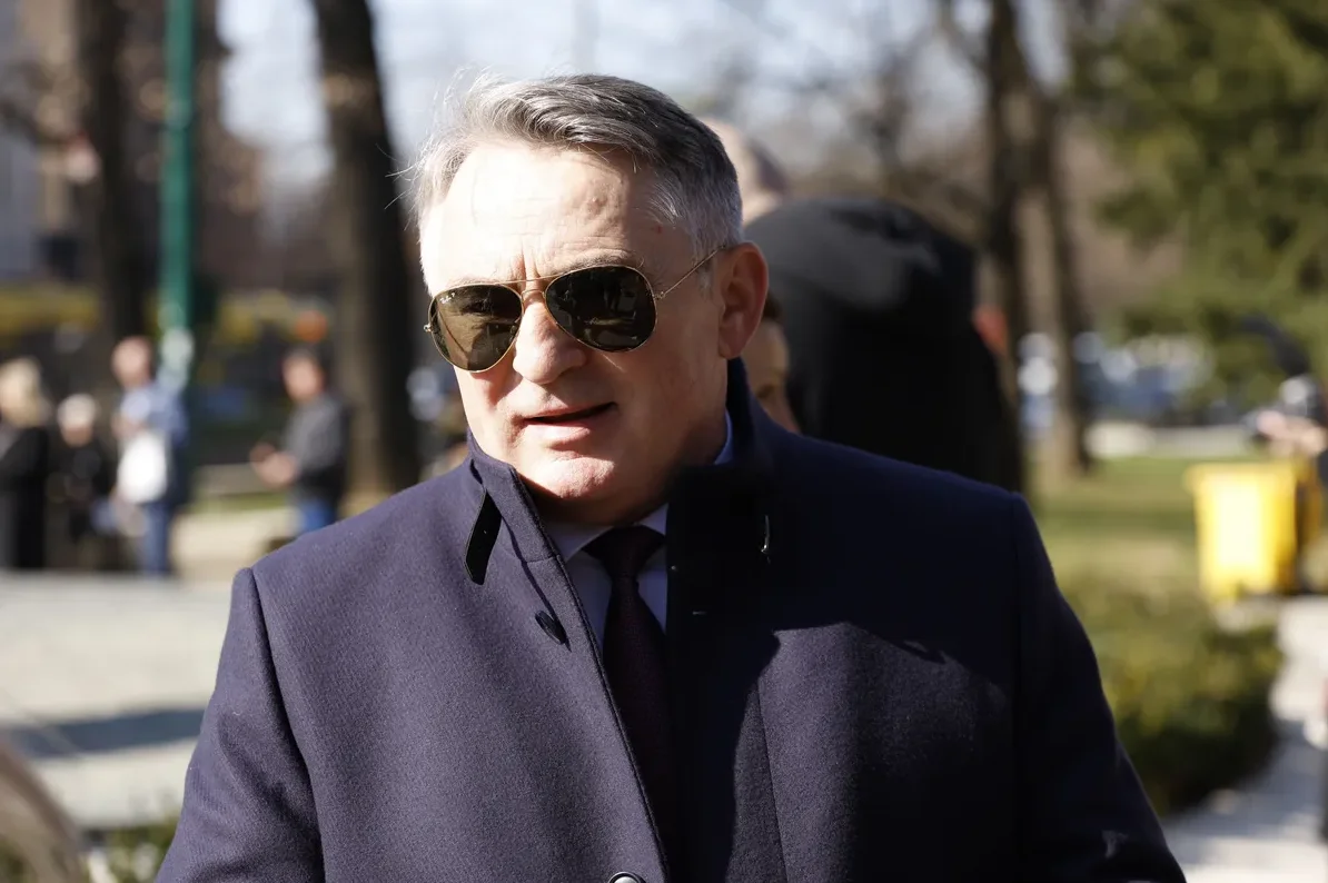 Portret muškarca u tamnom kaputu i s naočarima za sunce