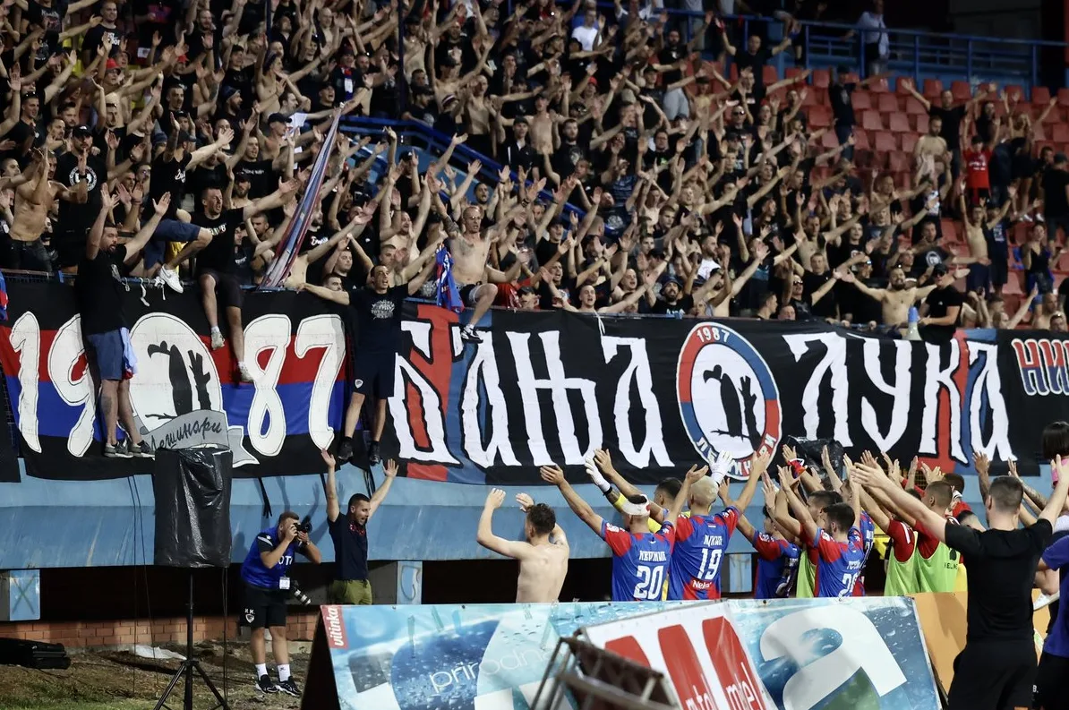 Fudbalski navijači FK Borac Banja Luka sa podignutim rukama i transparentom na kojem piše "1987 BANJA LUKA"