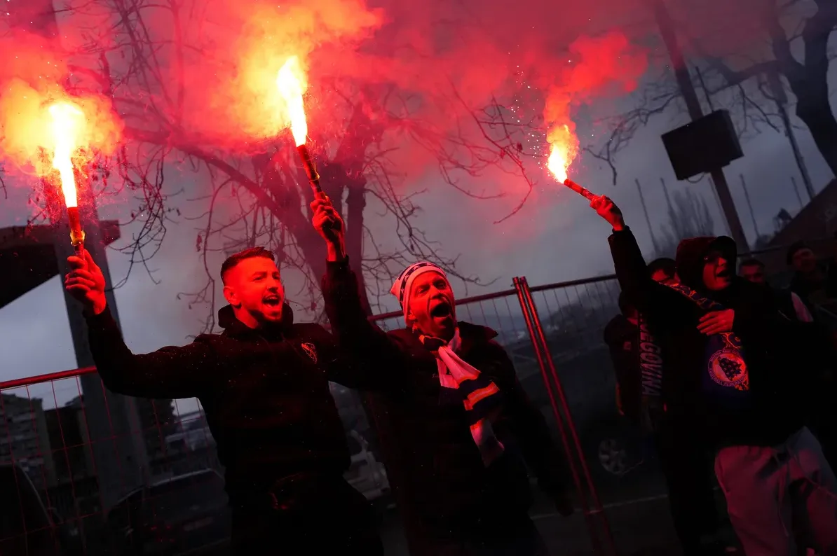 Navijači slave sa crvenim bakljama