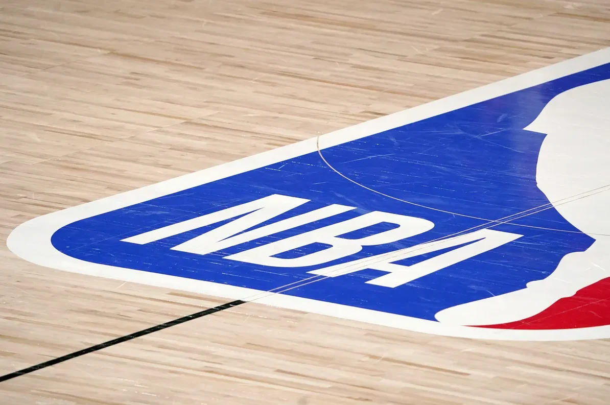 NBA logo na drvenom parketu košarkaškog terena