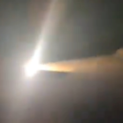 Jaka munja osvjetljava mračno nebo