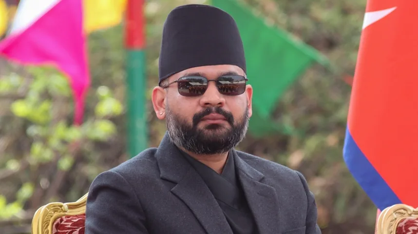 Portret kralja Gyanendre Bir Bikram Shah Dev-a, posljednjeg monarha Nepala, kako nosi tradicionalni nepalski šešir i tamne naočare.