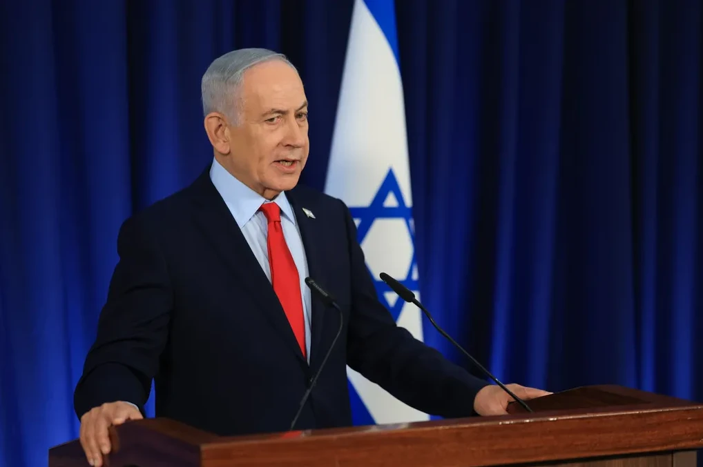 Benjamin Netanyahu govori za govornicom