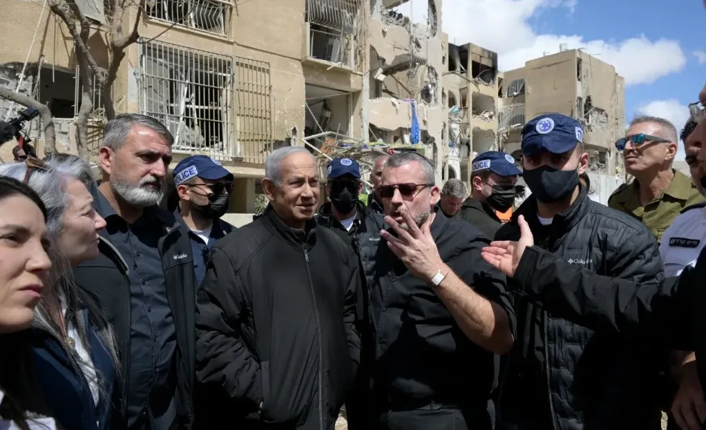 Benjamin Netanjahu i policajci obilaze porušenu zgradu