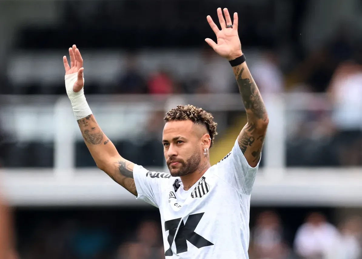 Fudbaler Nejmar podignutih ruku pozdravlja