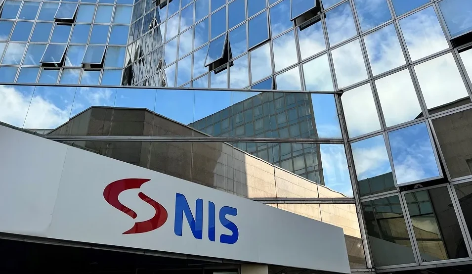 Moderni arhitektonski dizajn NIS zgrade u Beogradu sa staklenim fasadama koje reflektuju nebo.