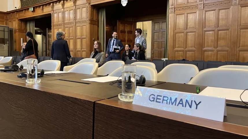 Znak "Njemačka" ispred govornice na međunarodnom sudu.