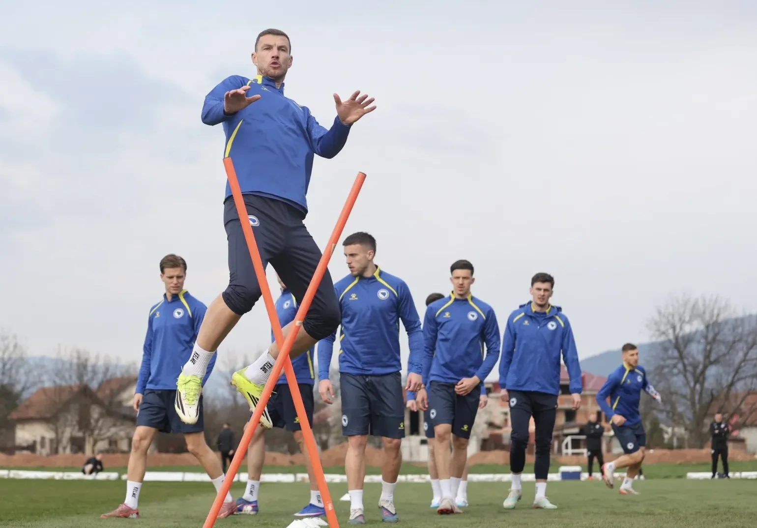 Fudbaler Bosne i Hercegovine preskače prepreke tokom treninga.