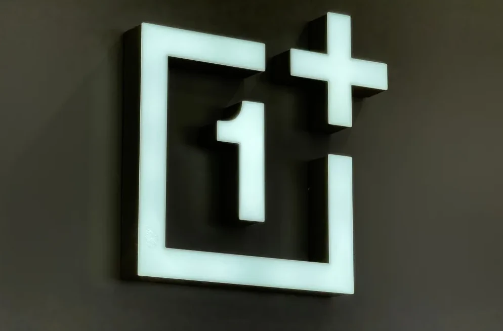 Osvijetljeni logo kompanije OnePlus sastavljen od broja '1' i znaka plusa.