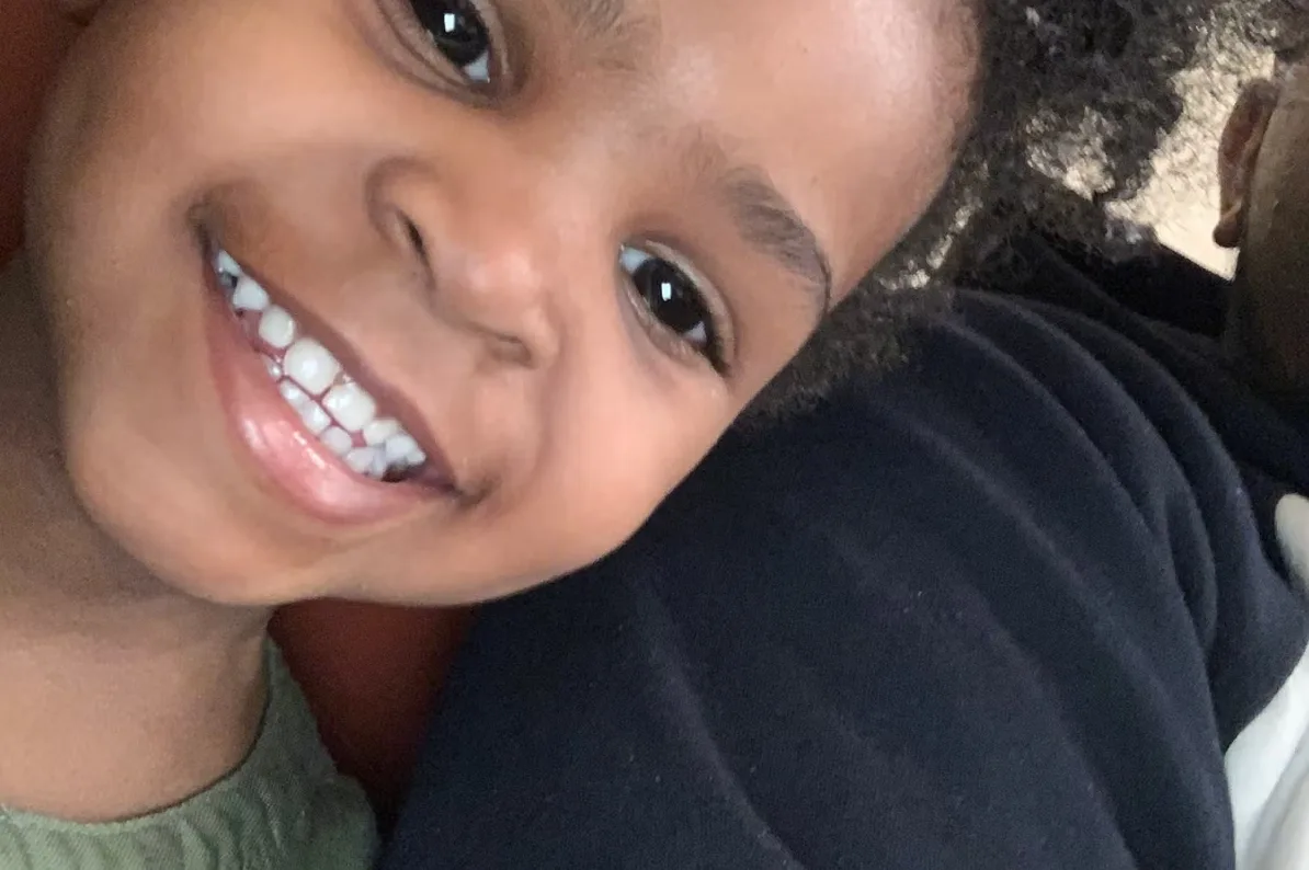 Portret nasmijane djevojčice sa bijelim zubima