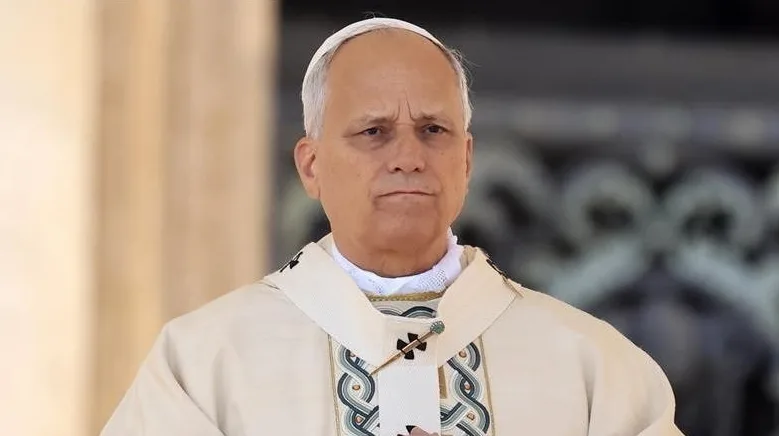 Papa Franjo u svečanoj odjeći