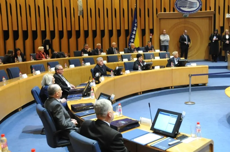 Političari sjede u polukružnoj sali tokom parlamentarne sjednice u Bosni i Hercegovini.