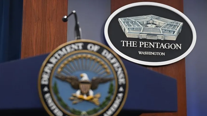 Amblem Ministarstva odbrane SAD-a i natpis Pentagon na zidu