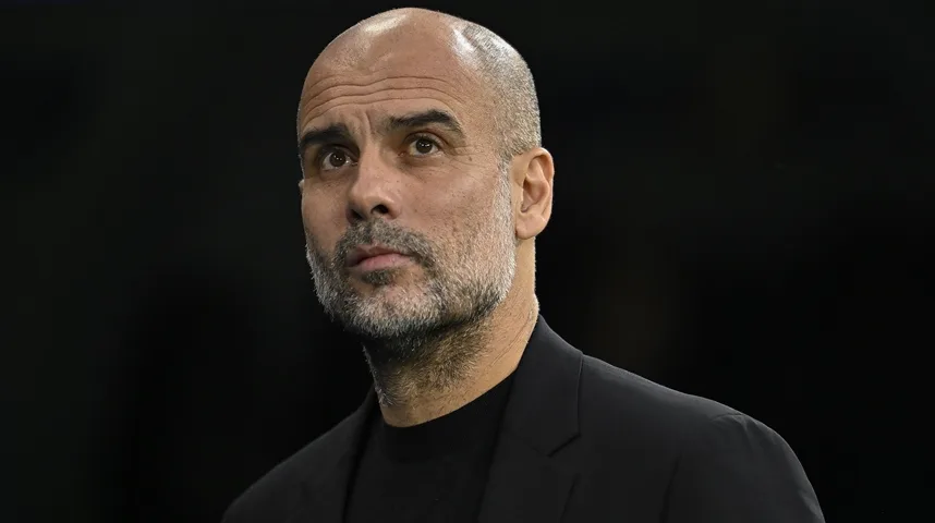 Pep Guardiola u crnom odijelu i crnoj dolčeviti